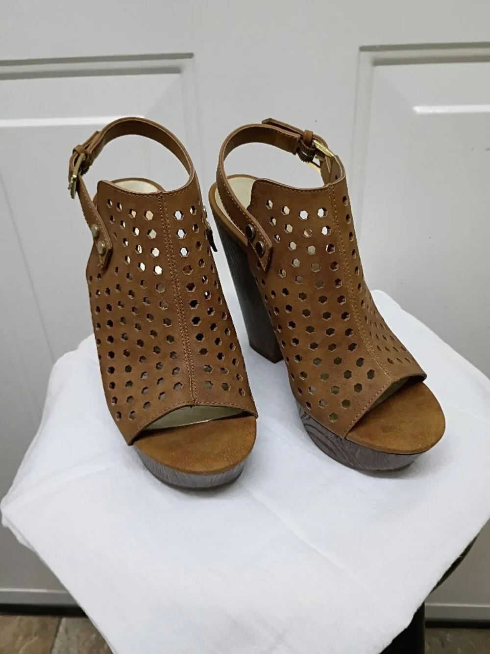 Guess women's shoes size 5 1/2